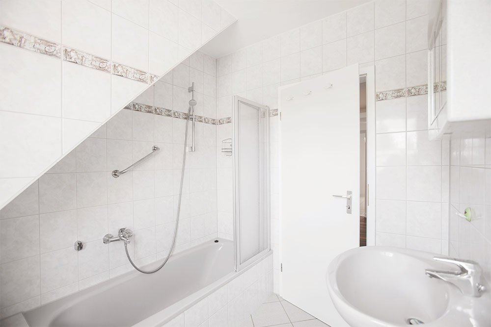Badezimmer der Wohnung für Monteure und Wochenendgäste im Appartment Vollbad mit Dusche und Badewanne im Appartment