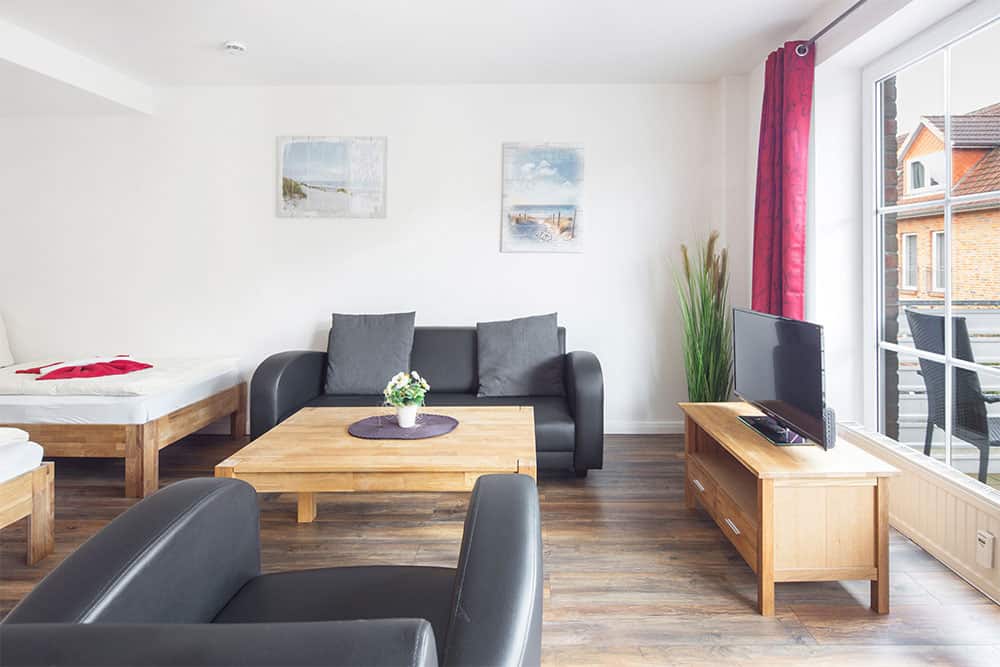 Monteurwohnung mit TV in der Pension Schmidt Wohn und Schlafbereich mit TV