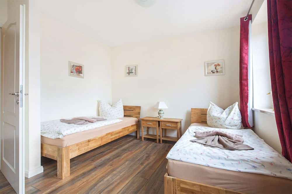 Appartement mit getrennten Betten Wohn und Schlafbereich eines Appartements mit getrennten Betten
